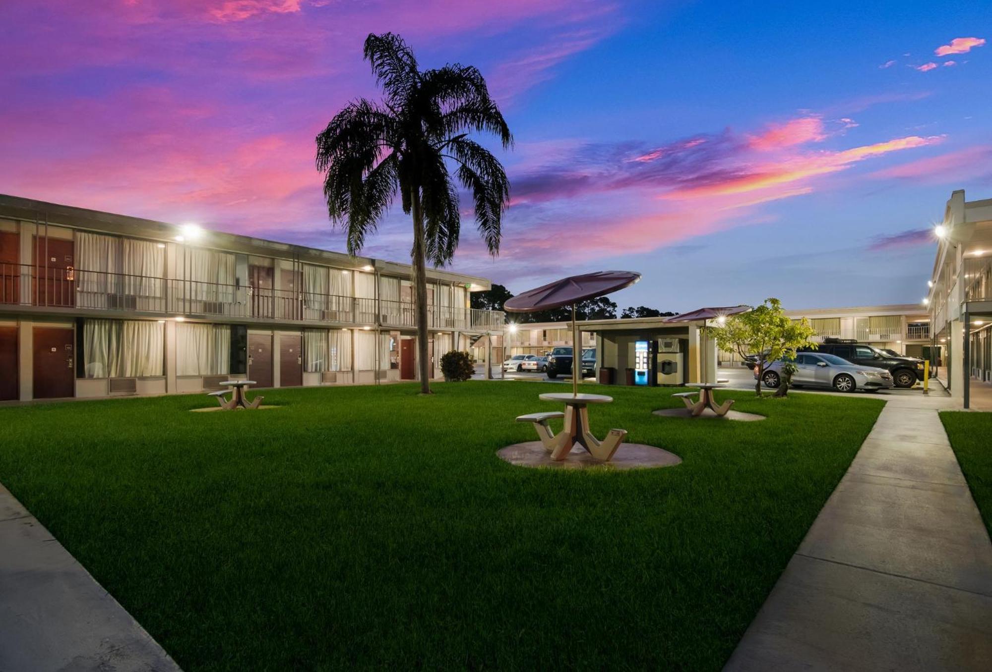 Hometowne Studios By Red Roof Vero Beach - I-95 Extérieur photo