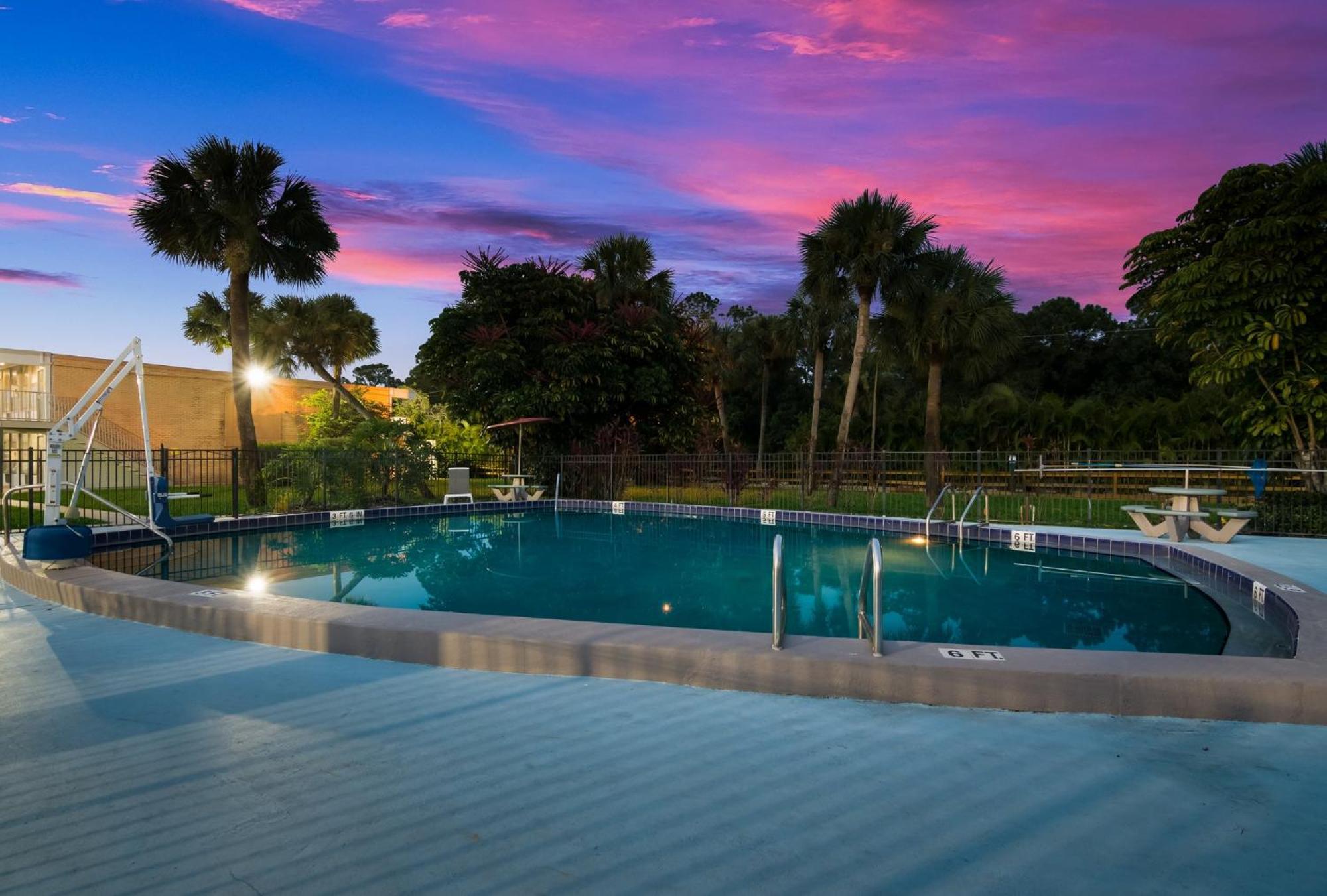 Hometowne Studios By Red Roof Vero Beach - I-95 Extérieur photo