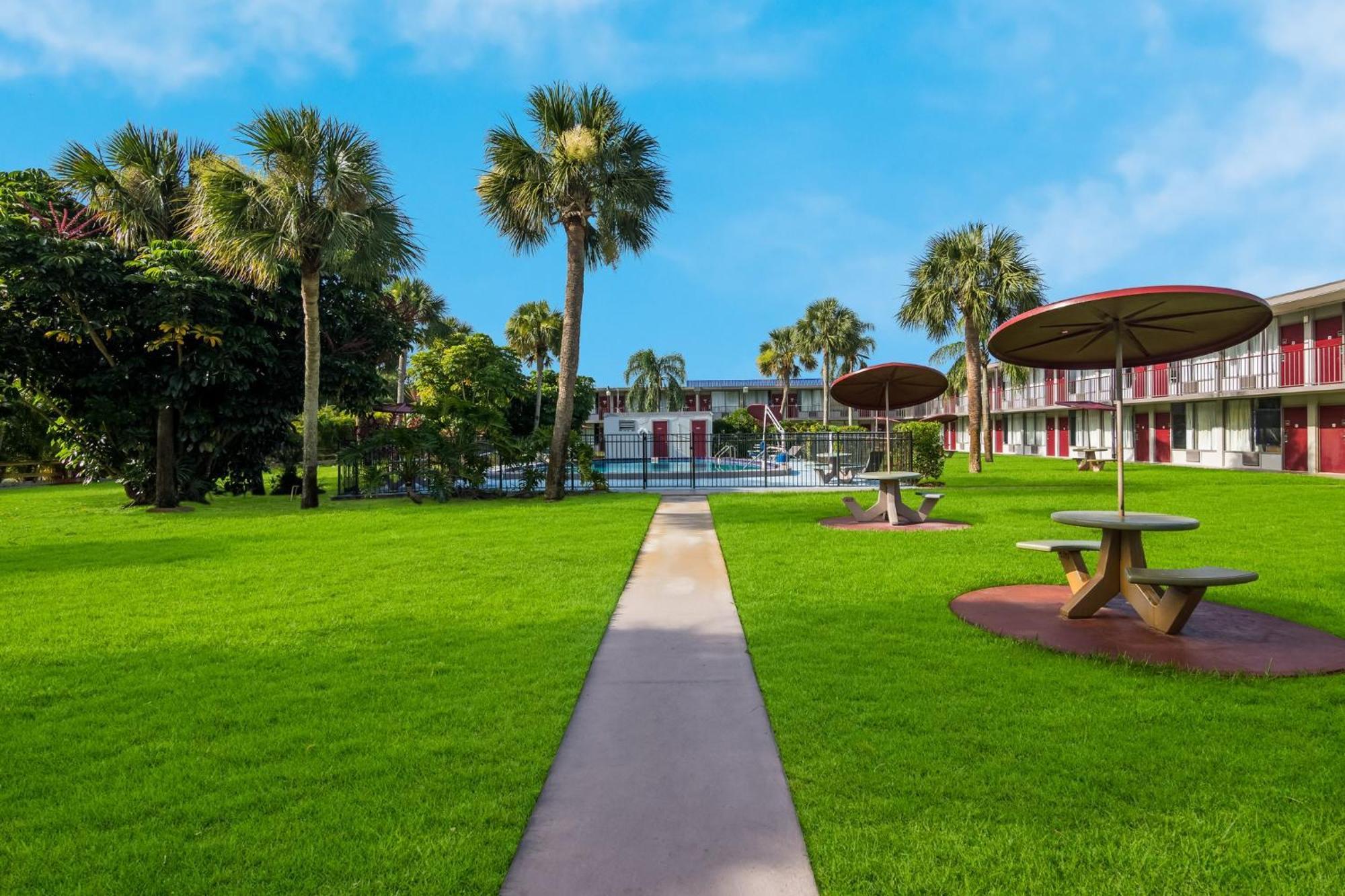Hometowne Studios By Red Roof Vero Beach - I-95 Extérieur photo